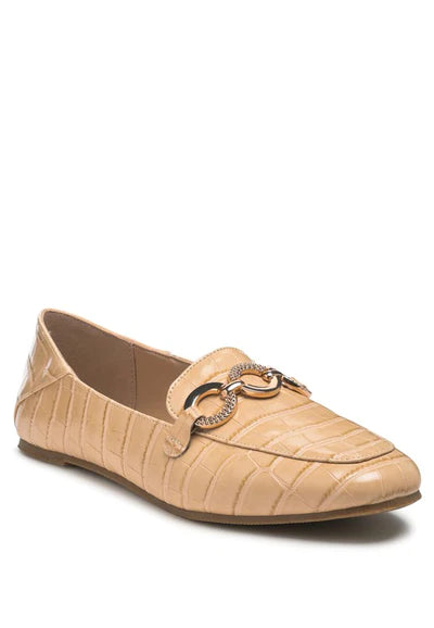 Women's Loafers We are pleased to present our line of women's flats and loafers for women. These shoes feature a comfortable, fashionable, and adaptable design. The range of designs in the collection includes everything from traditional penny loafers to s