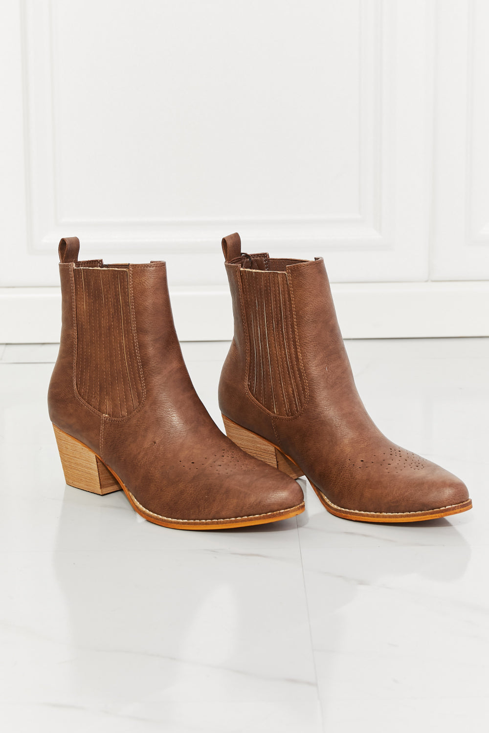 Love Journey - Stacked Heel Chelsea Boot in Chestnut For Women