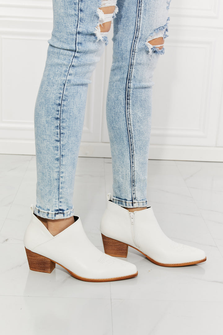 Trusty2 - Embroidered Crossover Cowboy Bootie in White